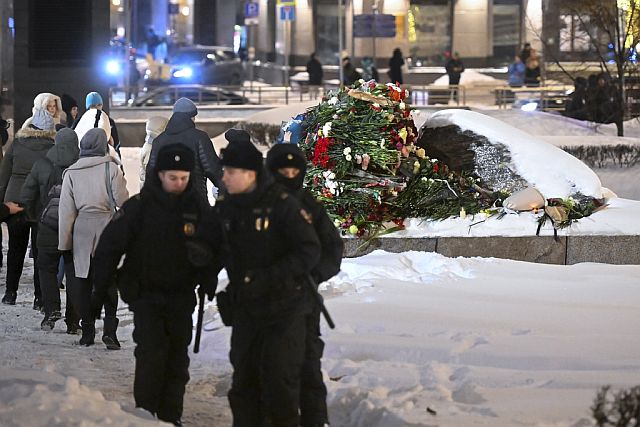 Мемориал в память о Навальном у Соловецкого камня в Москве. Фоторепортаж Мемориал в память о Навальном у Соловецкого камня в Москве. Фоторепортаж