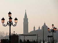 В центре польского города Щецин автомобиль врезался в толпу; более 10 пострадавших