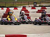 Картинг. Израильтянин занял второе место в гонке в Италии и поднялся на пьедестал с фотографией заложницы