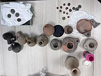 Задержаны двое палестинских арабов, у которых при обыске нашли древние монеты и предметы быта