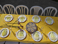 Семьи похищенных проводят Седер на площади Похищенных в Тель-Авиве и возле дома Нетаниягу в Кейсарии