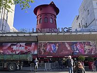 У знаменитого парижского кабаре Moulin Rouge отвалились крылья
