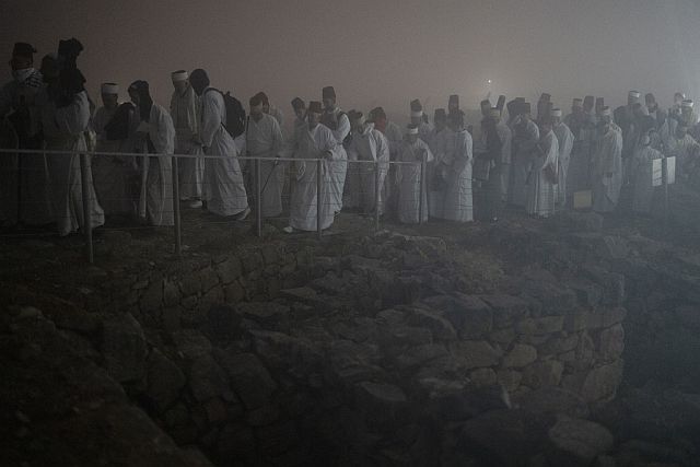 Самаритяне празднуют Песах на горе Гризим – над Шхемом. Фоторепортаж
Самаритяне празднуют Песах на горе Гризим – над Шхемом. Фоторепортаж