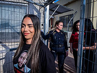 Родственниц заложников задержали за участие в демонстрации возле штаба 