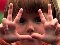 Диагностировать тяжелую форму аутизма поможет проверка глазных рефлексов