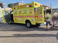 В Явне мужчина на электровелосипеде врезался в автомобиль и получил тяжелые травмы