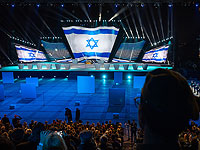 Церемонии зажжения факелов: отснятая заранее официальная и неофициальные на аренах бойни 7.10