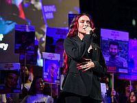 Эден Голан спела на Площади Похищенных песню 