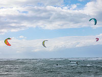 Кайтсерфера отнесло на скалу у пляжа Шавей-Цион