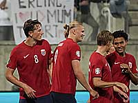 Товарищеские матчи. Датчане победили шведов. Хет-трик Холанна