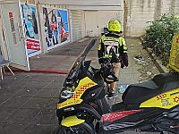 В торговом центре в Холоне мужчина потерял сознание, он в тяжелом состоянии