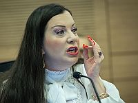 У домов министров и депутатов от коалиции установлены венки