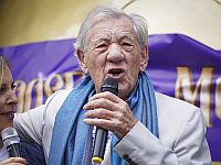 85-летний актер Иэн Маккеллен, известный по кинороли Гэндальфа, травмирован после падения со сцены