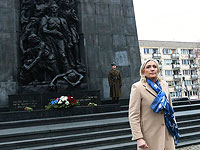Ле Пен у мемориала восстания в Варшавском гетто в Варшаве