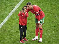 Мальчику, выбежавшему на поле и сделавшему селфи с Криштиану Роналду, запрещено посещать матчи Евро