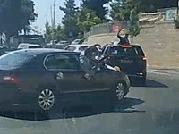 Полиция задержала солдата, выставившего из окна машины автомат, и отчитала блогеров 