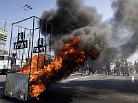 Демонстранты перекрыли Аялон-Даром, установив горящую клетку