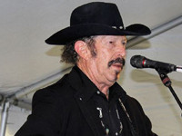 В Техасе умер Кинки Фридман, создатель кантри-группы 