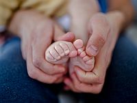 Женщина ворвалась в чужую квартиру, взяла младенца и угрожала ножом его родителям