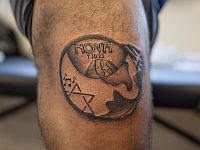 Татуировка как лекарство для тела и для души: волонтеры помогают пережившим