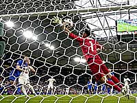 Украинка устроила стриптиз на трибуне во время матча Евро 2024