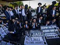 Протестующие против призыва 