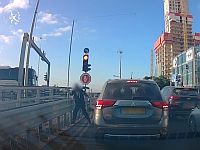 Нищий атаковал водительницу с тремя детьми в автомобиле. Видео