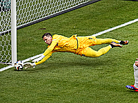 Футбол. Войцех Щенсны возобновил карьеру и будет вратарем 