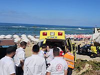 На пляже в Бат-Яме из воды вытащили пожилого мужчину, он в критическом состоянии