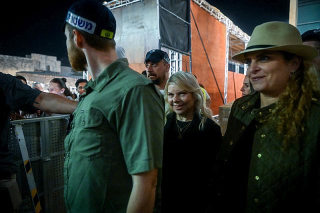 Тысячи евреев молились у Стены Плача о возвращении заложников накануне Судного дня. Фоторепортаж Тысячи евреев молились у Стены Плача о возвращении заложников накануне Судного дня. Фоторепортаж