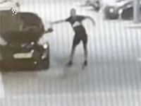 В Акко задержан молодой мужчина, пытавшийся поджигать автомобили. Видео