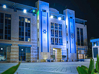 В 50 городах включена бело-голубая подсветка зданий в честь солдат, раненых на войне