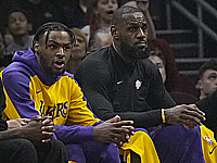 НБА. Бронни Джеймс набрал первые очки. Первое поражение 