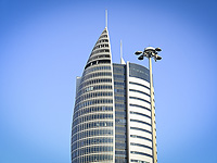 Тревога в Хайфе и окрестностях: в результате обстрела поврежден автобус, ранена девушка