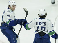 НХЛ. Биннингтон установил рекорд. Три очка Квинна Хьюза. Автогол вратаря 