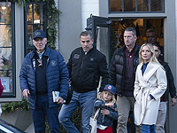 Президента Джо Байдена запечатлели с книгой, осуждающей 