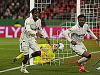 Мануэль Нойер получил первую красную карточку. Место в воротах занял израильтянин