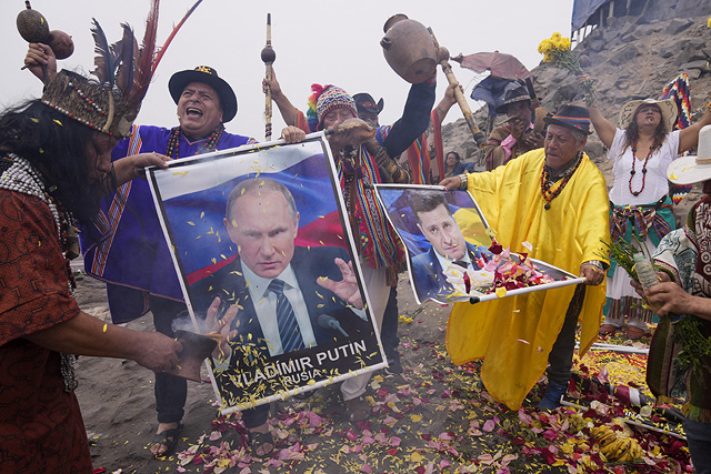 Шаманы с фотографиями Владимира Путина и Владимира Зеленского во время ритуала призванного предсказать следующий год. Лима, Перу Шаманы с фотографиями Владимира Путина и Владимира Зеленского во время ритуала призванного предсказать следующий год. Лима, Перу