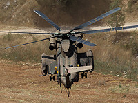 Сильный ветер опрокинул стоявший на земле вертолет ЦАХАЛа