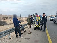 В Негеве автомобиль сбил велосипедиста, пострадавший в тяжелом состоянии