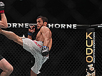 UFC. Умар Нкрмагомедов сломал руку в первом раунде чемпионского боя