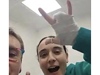 Соцсети и израильские СМИ обошел снимок Эмили Дамари, сделанный во время разговора с друзьями