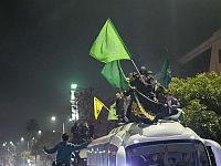 Несмотря на запрет властей: в ПА освобожденных террористов встретили флагами ХАМАСа и 