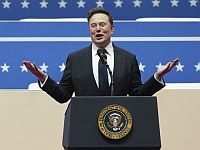 Илон Маск ответил на обвинения в том, что он показал нацистский жест