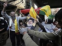 Машина с флагами 