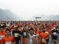 В Китае пройдет первый в мире полумарафонский забег между людьми и роботами