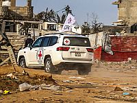 Одна из заложниц передана