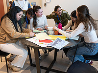 Освобожденные наблюдательницы встречают подругу Агам Бергер в 