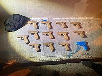 Полиция: перед арестом подозреваемый выбросил из автомобиля 13 пистолетов