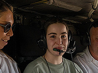 Агам Бергер вручила своей сестре сиреневый аксельбант армейской соцработницы